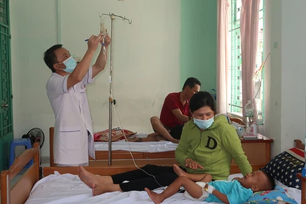 Chăm sóc bệnh nhân mắc tay chân miệng tại Bệnh viện Bệnh nhiệt đới tỉnh Khánh Hòa. 