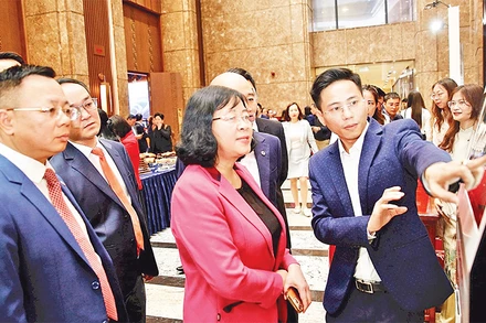 Lãnh đạo Thành ủy Hà Nội trải nghiệm các ứng dụng chuyển đổi số dùng chung ba cấp của thành phố. 