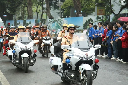 Ðoàn viên thanh niên các lực lượng của Thủ đô ra quân tuyên truyền về văn hóa giao thông. (Ảnh TRUNG ƯƠNG HỘI LIÊN HIỆP THANH NIÊN VIỆT NAM cung cấp) 