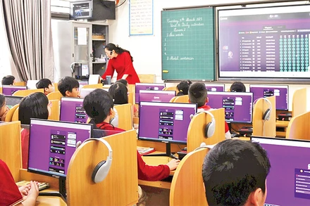 Phòng bộ môn tiếng Anh tại Trường tiểu học Thủ Lệ được trang bị đầy đủ thiết bị công nghệ, giúp học sinh học tập hiệu quả hơn. 