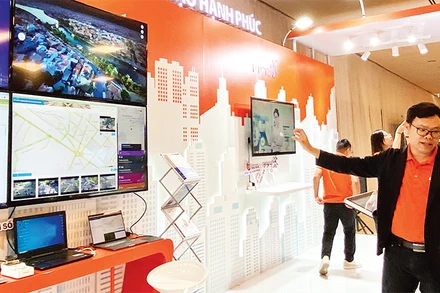 Tập đoàn FPT giới thiệu các giải pháp chuyển đổi số, xây dựng thành phố thông minh. 