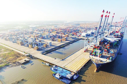 Tàu cập cảng Cái Mép-Thị Vải, tỉnh Bà Rịa-Vũng Tàu. (Ảnh ÐÌNH NAM) 