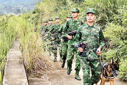Bộ đội Biên phòng Ðồn Hoành Mô tuần tra biên giới. 