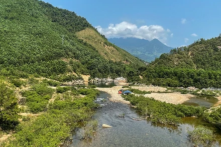 Hiện trạng xói mòn tại khu vực Vũng Bọt, nơi sông Cu Ðê được hợp lưu. 