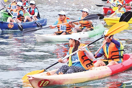 Ðua thuyền Kayak - trải nghiệm hấp dẫn của du khách khi đến Ðà Bắc. 