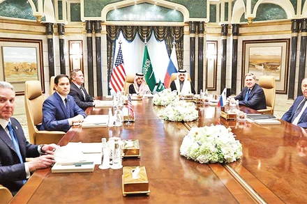 Các nhà ngoại giao Nga và Mỹ đàm phán tại Saudi Arabia. (Ảnh BỘ NGOẠI GIAO NGA) 