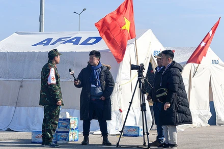 Phóng viên Báo Nhân Dân tác nghiệp tại các vùng chịu ảnh hưởng bởi động đất tại Thổ Nhĩ Kỳ tháng 3/2023. (Ảnh THÀNH ÐẠT) 