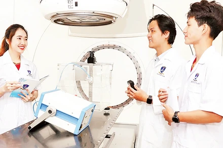 Sinh viên Trường đại học Nguyễn Tất Thành tham gia hoạt động nghiên cứu khoa học. (Ảnh CTV)