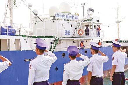 Cán bộ, chiến sĩ thuộc Bộ Tư lệnh Vùng Cảnh sát biển 4 lên đường thực hiện hải trình giữ biển đảo. (Ảnh BỘ TƯ LỆNH VÙNG CẢNH SÁT BIỂN 4) 