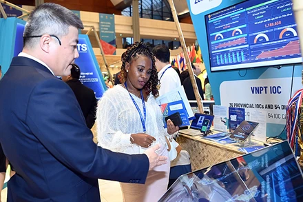 Gian trưng bày sản phẩm đổi mới sáng tạo của Tập đoàn Bưu chính Viễn thông Việt Nam (VNPT) tại diễn đàn Nghị sĩ trẻ toàn cầu lần thứ 9. (Ảnh DUY ÐĂNG) 