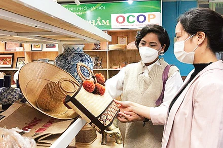 Ðiểm trưng bày, giới thiệu và quảng bá sản phẩm OCOP Thủ đô (đường Quang Trung, quận Hà Ðông, thành phố Hà Nội). (Ảnh NGUYỄN AN) 