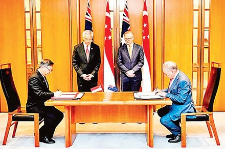 Thủ tướng Australia và Singapore chứng kiến lễ ký thỏa thuận hợp tác giữa hai nước. 