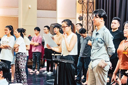 Các nghệ sĩ HBSO trong một chương trình tập luyện vở diễn mới. 