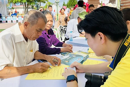 Người dân xã Hải Phúc, huyện Hải Hậu (Nam Ðịnh) đăng ký hiến, tặng mô, tạng, giác mạc sau khi chết/chết não. 