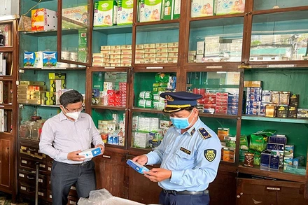 Ðội quản lý thị trường số 6 phối hợp Thanh tra Sở Y tế Tiền Giang kiểm tra các cơ sở kinh doanh thuốc đông y, thuốc tân dược trên địa bàn. 