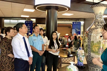 Tham quan không gian triển lãm "Hồn của đất". 