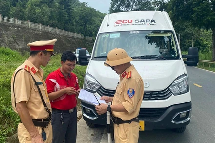 Cơ quan quản lý đánh giá xe hợp đồng trá hình khiến Nhà nước thất thu thuế, phá vỡ quy hoạch tuyến vận tải, tiềm ẩn nguy cơ ùn tắc, tai nạn giao thông. 