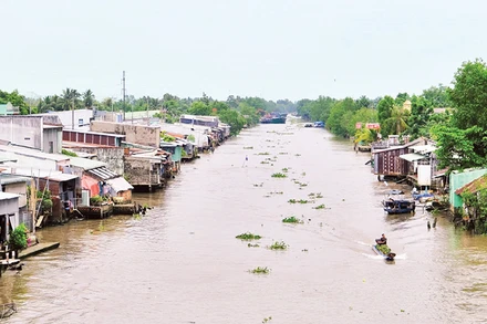 Việc có giải pháp bảo vệ bờ sông, bờ biển là hết sức quan trọng để bảo đảm an toàn đời sống, sản xuất của người dân. Trong ảnh: Một đoạn sông trên địa bàn tỉnh Hậu Giang. 