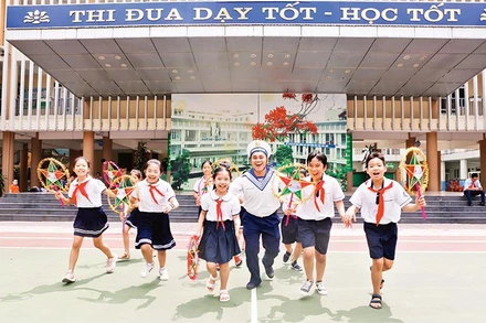 Thầy, trò Trường tiểu học Dịch Vọng B (Hà Nội) với những món quà tặng con cán bộ chiến sĩ hải quân. 