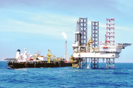 Khai thác dầu khí tại mỏ Sông Ðốc. 