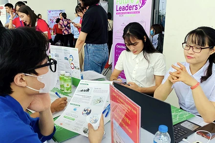 Người lao động tìm việc làm tại phiên giao dịch việc làm lưu động huyện Ðông Anh, Hà Nội. (Ảnh THU PHƯƠNG) 