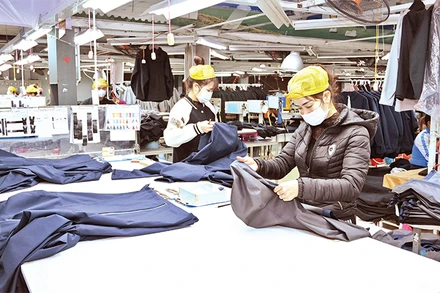 Sản xuất hàng xuất khẩu tại Công ty cổ phần May Bắc Giang. (Ảnh TUỆ NGHI) 