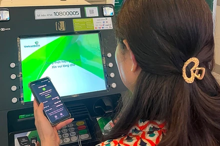 Người dân giao dịch qua ATM của Ngân hàng Vietcombank. 