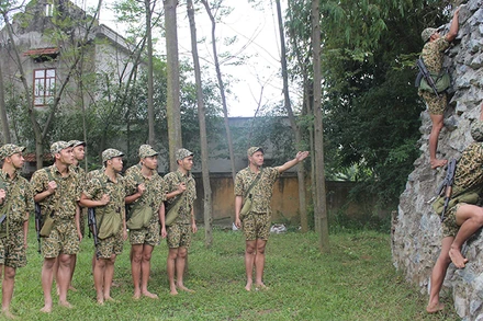 Một buổi huấn luyện trèo vách đá của các chiến sĩ Tiểu đoàn Ðặc công 19, Bộ Tham mưu Quân khu 2. 
