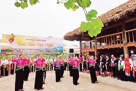Ðiệu ví, câu rang luôn được các nghệ nhân huyện Tân Sơn biểu diễn hằng năm tại Lễ hội Ðền Hùng. 