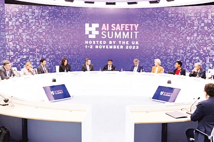 Phiên thảo luận giữa các nhà lãnh đạo và đại diện doanh nghiệp. (Ảnh SCIENCEBUSINESS.NET) 