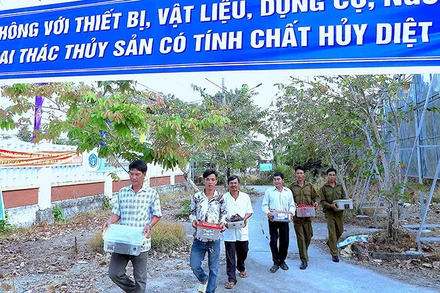 Người dân Cà Mau chủ động giao nộp dụng cụ khai thác kiểu tận diệt góp phần bảo vệ nguồn lợi thủy sản bền vững. 