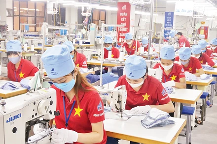 Sản xuất hàng may mặc tại Tổng công ty May 10. 