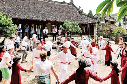 Khách du lịch dự sinh hoạt văn hóa cộng đồng tại Phú Thọ. (Ảnh Mai Anh) 