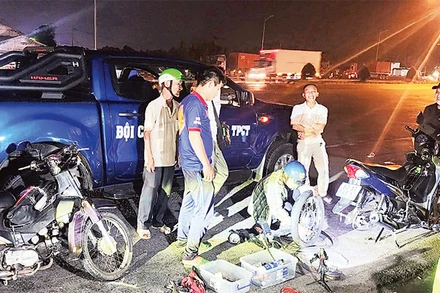 Ðội cứu hộ, cứu nạn TP Cần Thơ giúp đỡ người gặp sự cố. (Ảnh LÝ LONG) 