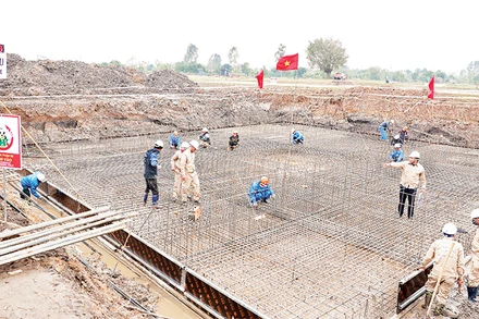 Thi công vị trí 201 Ðường dây 500 kV mạch 3 đoạn Nhà máy Nhiệt điện Nam Ðịnh I-Phố Nối (địa phận Thái Bình). 