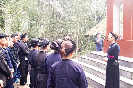 Du khách tham quan di tích đồi Nà Pậu, thuộc ATK Chợ Ðồn, tỉnh Bắc Kạn. 