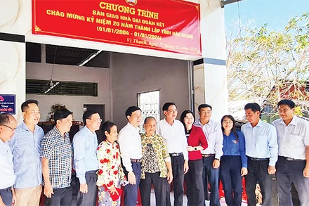 Bàn giao nhà "Ðại đoàn kết" cho bà Lê Thị Phấn (Khu vực 3, Phường 4, thành phố Vị Thanh, Hậu Giang). 