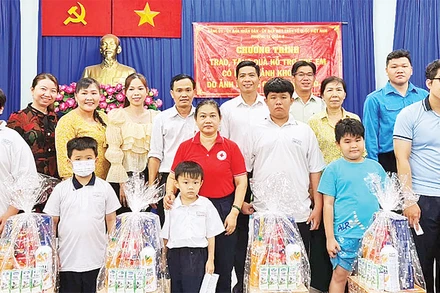 Người dân Khu phố 2, phường Phước Long B ủng hộ kinh phí tặng quà các hộ dân có hoàn cảnh khó khăn trong ngày hội đại đoàn kết. 