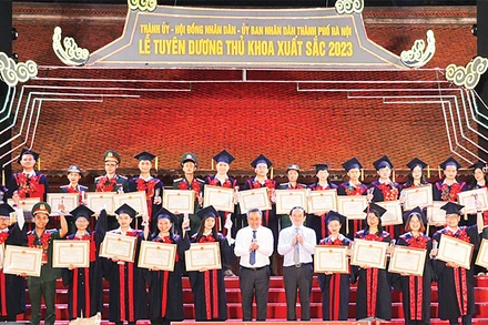 Thành phố Hà Nội tuyên dương thủ khoa xuất sắc năm 2023. (Ảnh Phạm Hùng) 