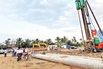 Một gói thầu Dự án vành đai 3 Thành phố Hồ Chí Minh đang thi công tại huyện Củ Chi, Thành phố Hồ Chí Minh. 