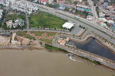 Hình ảnh khu vực đê tả sông Lạch Tray, TP Hải Phòng bị chiếm dụng xây dựng trái phép. 