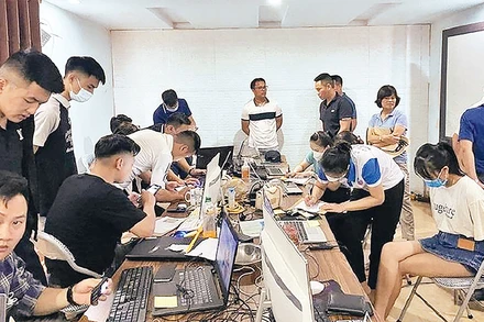 Lực lượng chức năng triệt phá ổ nhóm cho vay nặng lãi qua ứng dụng. (Ảnh Công an tỉnh Lào Cai cung cấp) 