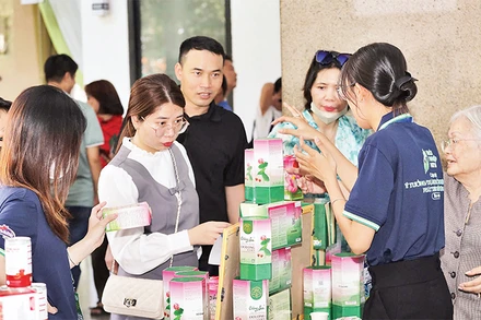 Người tiêu dùng tham quan, mua sắm sản phẩm xanh trưng bày tại Cuộc thi khởi nghiệp xanh được tổ chức tại thành phố. 