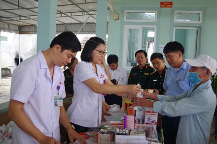 Các bác sĩ Bệnh viện Quân y 4 (Cục Hậu cần Quân khu 4) cấp thuốc miễn phí cho người dân xã Ðại Thành, huyện Yên Thành (Nghệ An). 