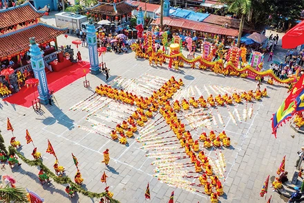 Hoa trượng hội (kéo chữ) tại Lễ hội Phủ Dầy, huyện Vụ Bản, tỉnh Nam Ðịnh năm 2024. 