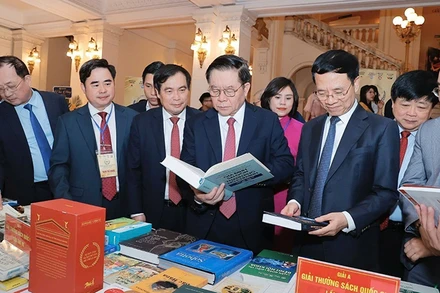 Các đại biểu tham quan khu vực trưng bày tác phẩm đoạt Giải thưởng Sách quốc gia năm 2024. (Ảnh MINH QUYẾT) 