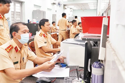 Ðội Ðăng ký, quản lý phương tiện giao thông cơ giới đường bộ (Thành phố Hồ Chí Minh) làm thủ tục đăng ký, thay đổi thông tin phương tiện cơ giới cho người dân. 