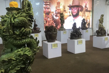 Một góc trưng bày triển lãm gốm "Vũ điệu Bách Long". (Ảnh HỒNG VIỆT) 