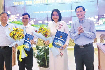 Lãnh đạo Ủy ban nhân dân Thành phố Hồ Chí Minh trao Quyết định nhân sự Trung tâm Chuyển đổi số. 