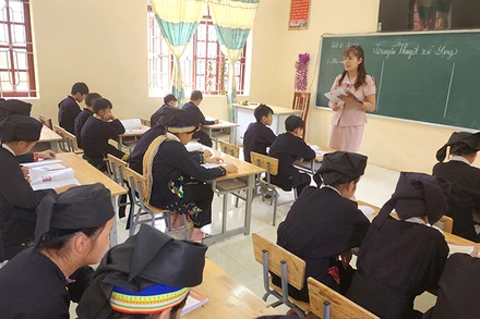 Giờ học tại Trường phổ thông dân tộc bán trú THCS Thiện Hòa, huyện Bình Gia. 